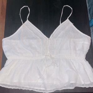 Selling this super cute white size:XL tank from Abercrombie!!🤍
